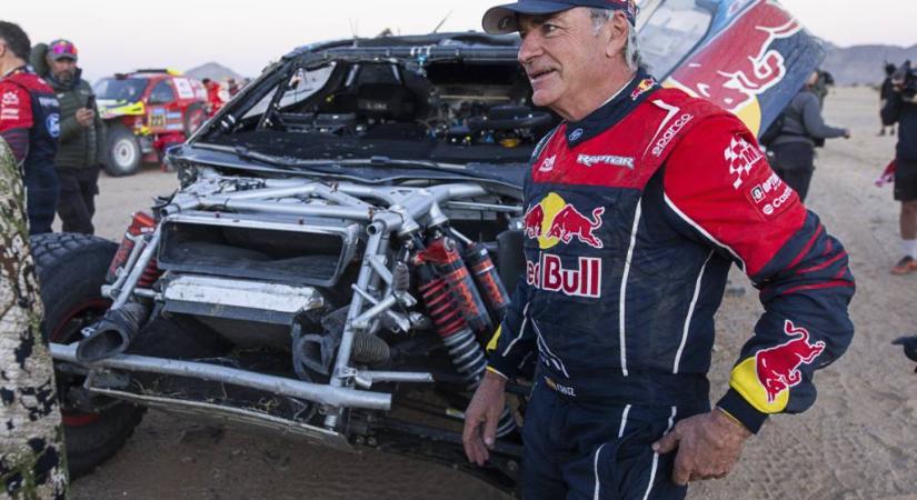 A címvédő Sainz felborult a 48 órás Dakar-szakaszon