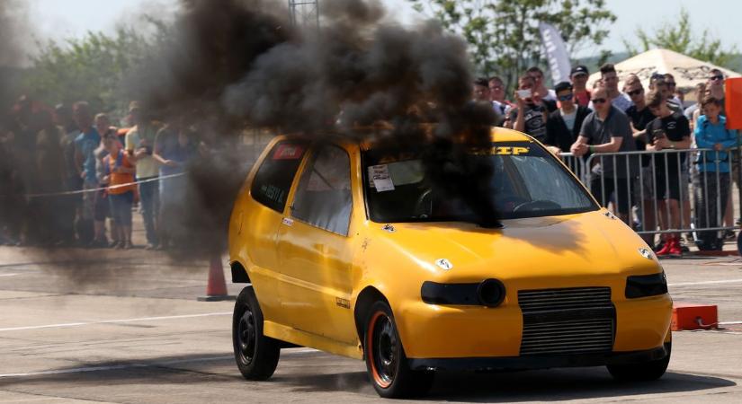 Eszement autósok: koporsóval driftelt a körforgalomban – videó