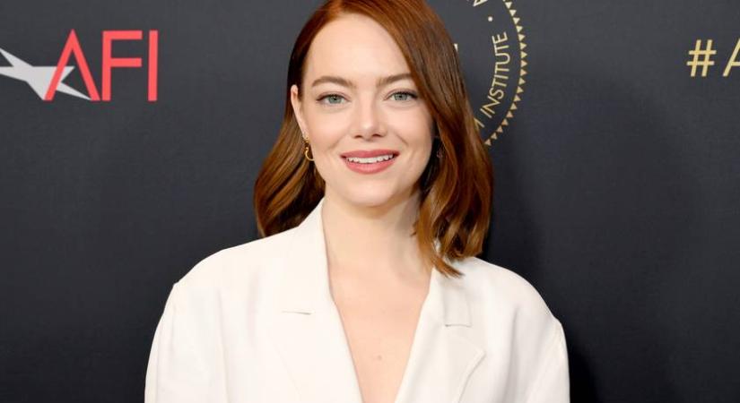 Emma Stone pár centire vágatta hosszú haját: a Golden Globe-gálán mindenkit ledöbbentett új frizurájával