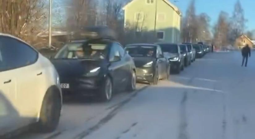 Hatalmas sorok kígyóztak az ünnepek alatt a svéd Tesla töltők előtt