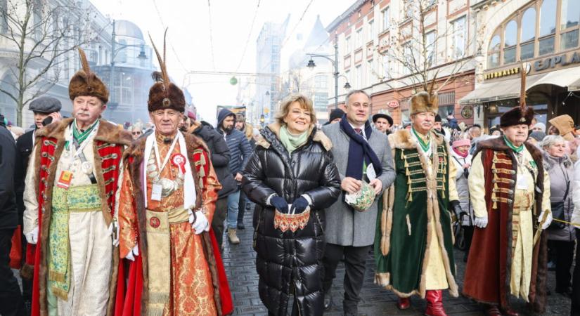 Tömegek vettek részt a lengyelországi vízkereszt napi felvonulásokon