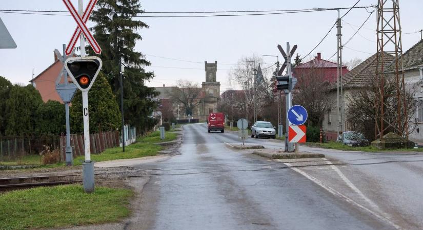 Látott valakit vasúti átjáróban matatni Hosszúpályinál? Ha igen, szóljon a rendőröknek, nagy baj történt!