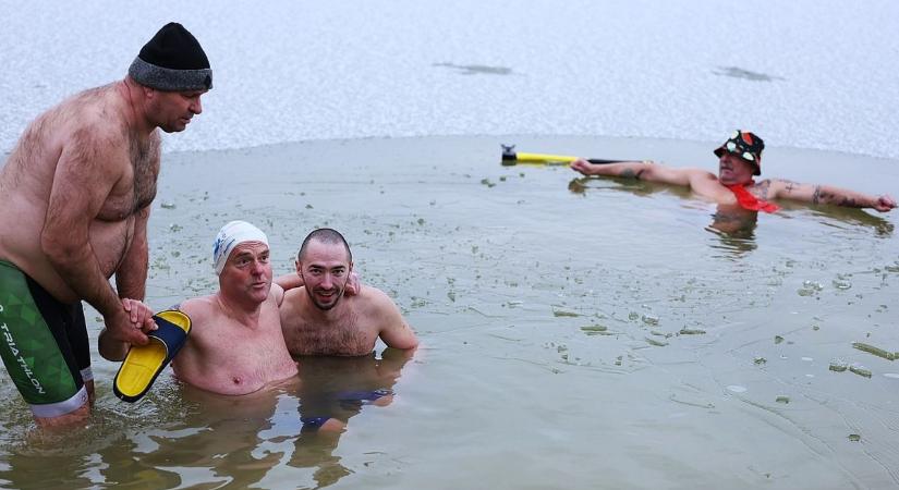 Ők aztán bírják a hideget! Nyakig merültek a jeges tóban a kunfehértóiak – galériával, videóval