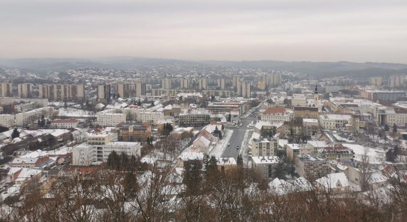 Ezt látnia kell! Csodás kilátás a hólepte Miskolcra - képek, videó