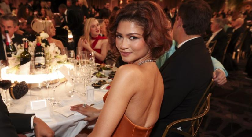 Zendaya gyűrűjénél már csak a reakciója volt gyanúsabb, mikor rákérdeztek nála, hogy eljegyezték-e