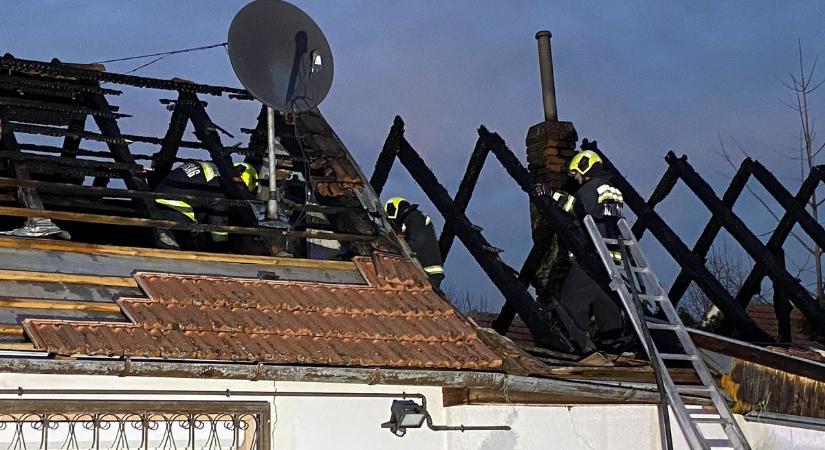 A tűzben megsemmisült a tető