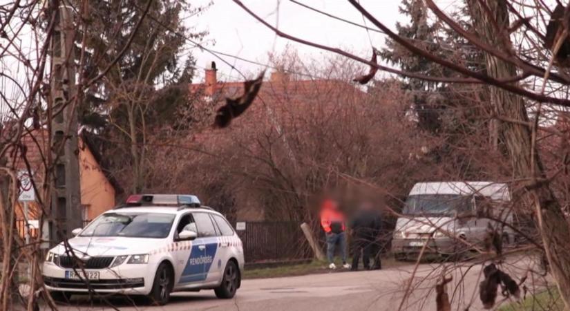 Hajtóvadászatot indítottak a piros kapucnis érdi mutogató ellen – videó