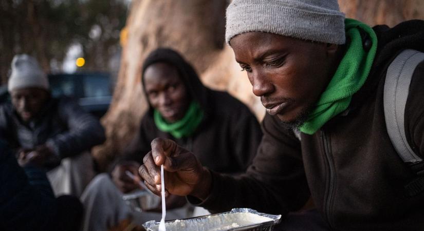 Megvert egy zöldségest, majd felgyújtotta a boltját egy afrikai migráns