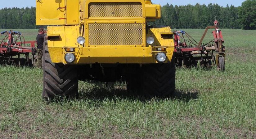 Munka közben tört ketté egy orosz traktor