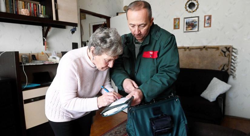 Nyugdíjasok figyelem! Ekkor és ennyi pénzt hoz a postás