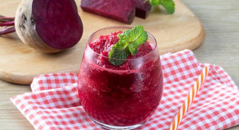 Vidám piros smoothie az influenzaszezonra: tele van vassal és antioxidánsokkal