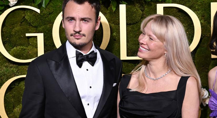 Pamela Anderson jóképű fiától a téli hidegben is lever a víz – büszkén feszített a Golden Globe-on édesanyja mellett