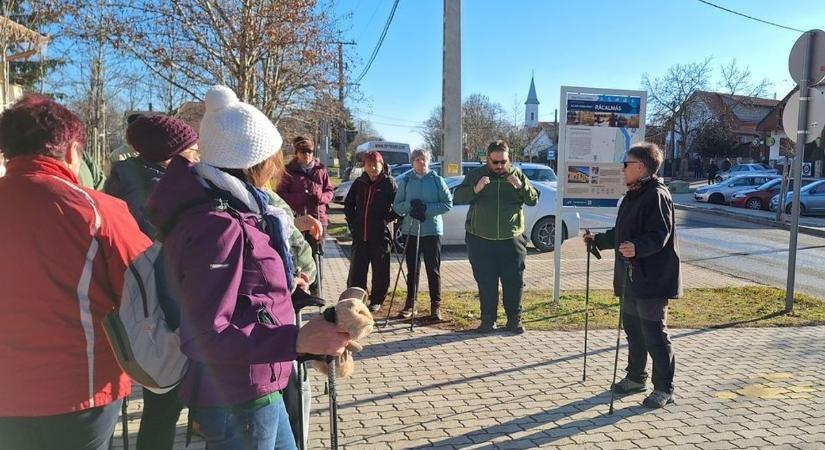 Kezdetben viccelődtek a furcsa botokkal gyaloglókkal