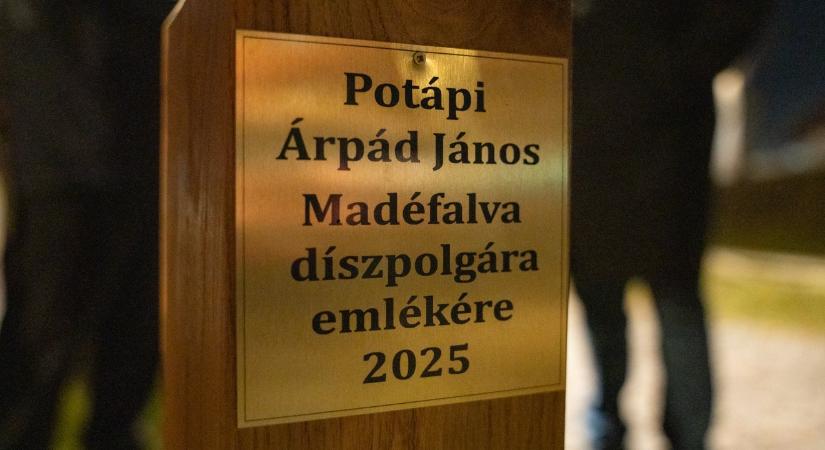 Kopjafa is őrzi mostantól Potápi Árpád János emlékét Madéfalván