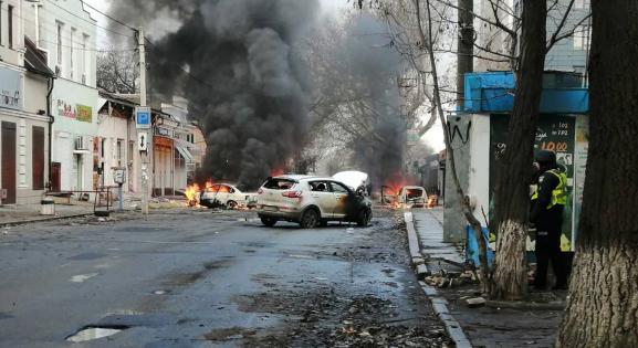 Robbanóeszközt dobtak egy járműre az oroszok Herszonban