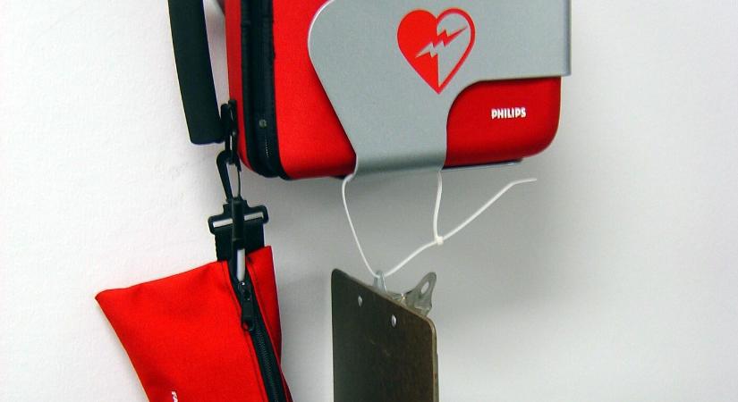 Januártól minden 500 főnél nagyobb településen kell lennie defibrillátornak