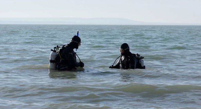 Jó sok ólom kellett, hogy a Balatonba merüljenek