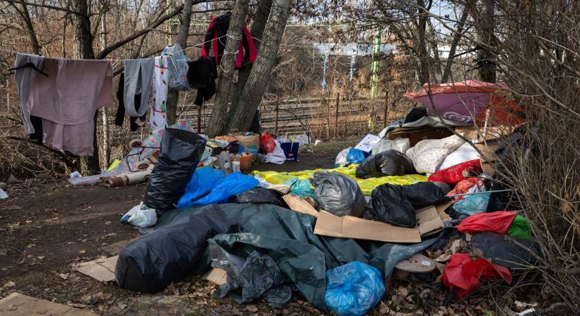 Hajléktalanoknak gyűjtött a város, mégis el kellett „költözniük”