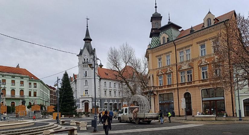 Leszedik a város karácsonyfáját