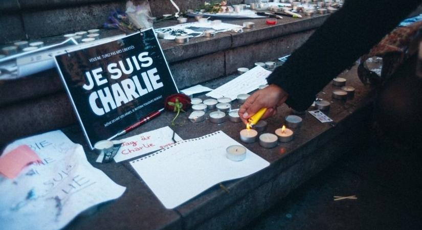 Különszámmal emlékezik a Charlie Hebdo a tíz éve történt terrortámadásra – óriási tömeg vonult Párizsban