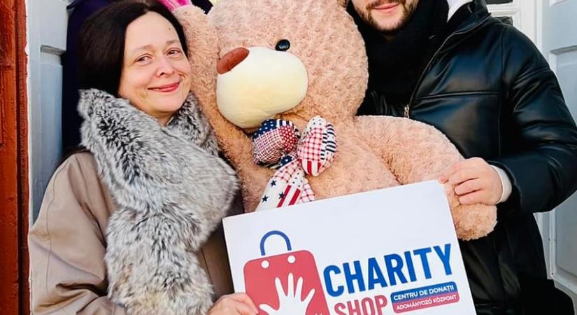 Plüssmaci várja bőkezű gazdáját a Charity Shop támogatására