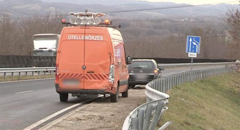 Egy főúton helyszínelő rendőrt ütöttek el – videó