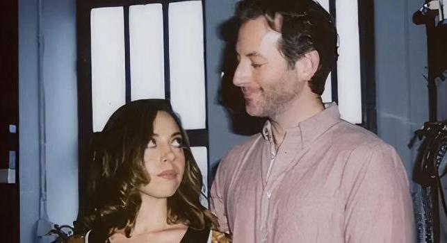 „Ez egy elképzelhetetlen tragédia": Aubrey Plaza megszólalt férje, Jeff Baena rendező halála után