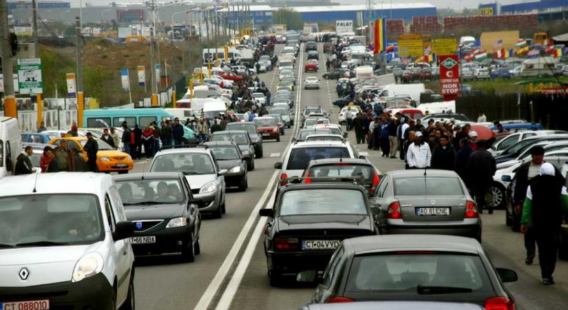 Lépésben haladnak az autók Azuga és Buşteni között: forgalmi dugó az 1-es országúton