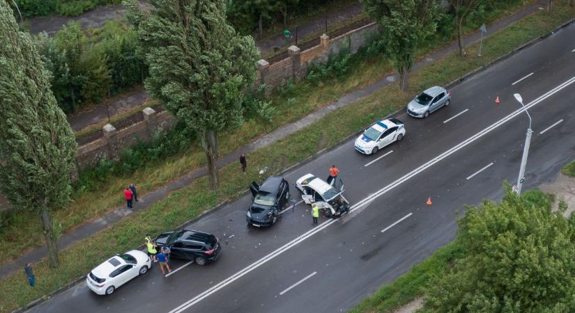 Hatalmas baleset Tószegen: négy autó karambolozott