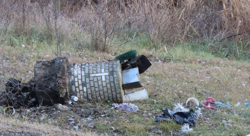 Letarolta az emlékhelyet is a sodródó autó Szegvárnál