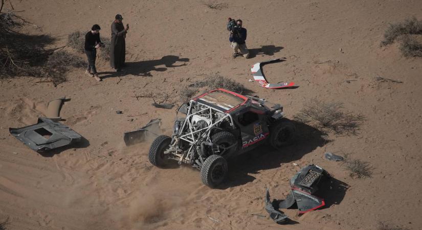 Hatalmasat borult Sebastian Loeb a Dakar-ralin