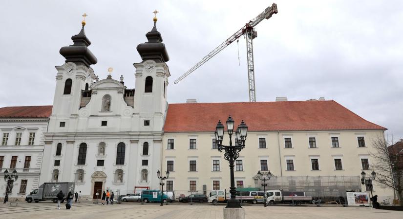 Jól halad a győri bencés épületegyüttes felújítása, a tervek szerint januárban elbontják a védőtetőt