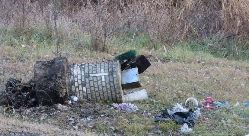 Újabb súlyos baleset történt a halálkanyarban, az emlékhelyet is tropára törte a kisodródó autó