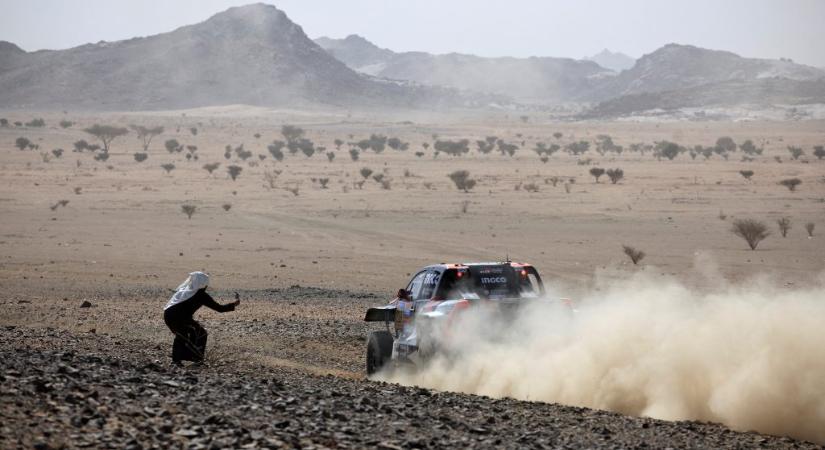 Miközben sorban esnek ki a rutinos versenyzők, egy 19 éves pilóta szakaszt nyert a Dakar-ralin