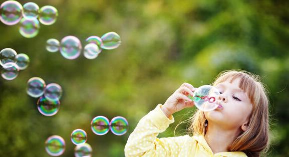 Júliustól nő a gyermeket nevelők nettó bére, de ehhez már most van teendő