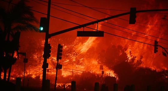 Óriási erdőtűz pusztít Los Angeles egyik előkelő negyedében