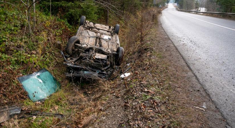 Megcsúszott, majd felborult egy autó Nyírbátor közelében