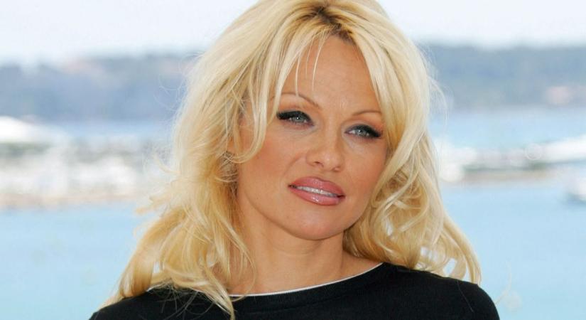 Pamela Anderson pokoli repülése: "A stewardessek mentették meg az életemet"