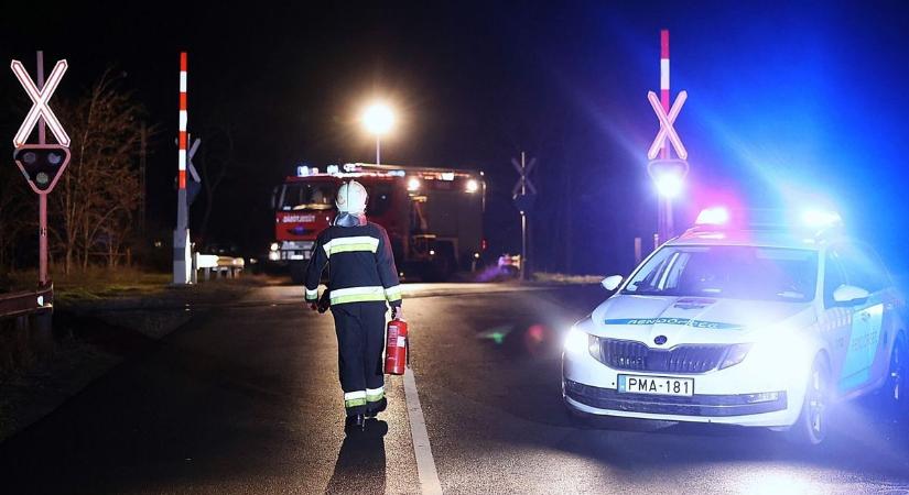 Több balesethez is siettek a tűzoltók, egy embert feszítővágóval szabadítottak ki autójából