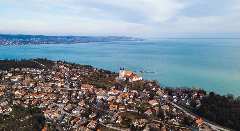 Csodapaloták csillognak a Balaton körül