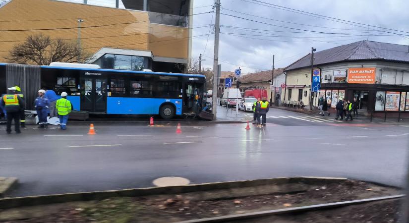 Képeken a durva kispesti buszbaleset: kiderült, mi történhetett