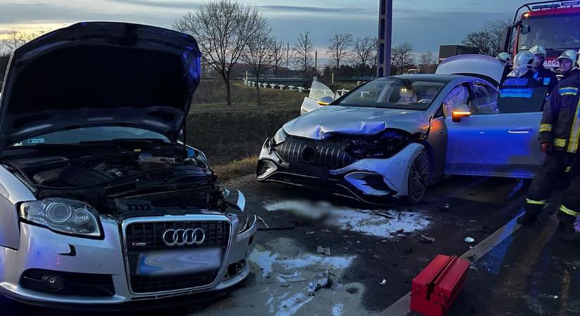 Durva fotók érkeztek: ripityára tört az Audi és a Mercedes is a tószegi négyes karambolban