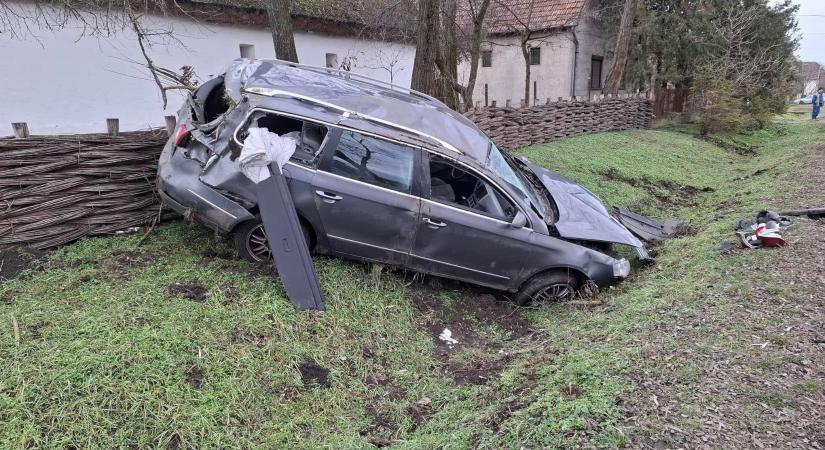 Árokba csapódott egy autó Bakonszegen