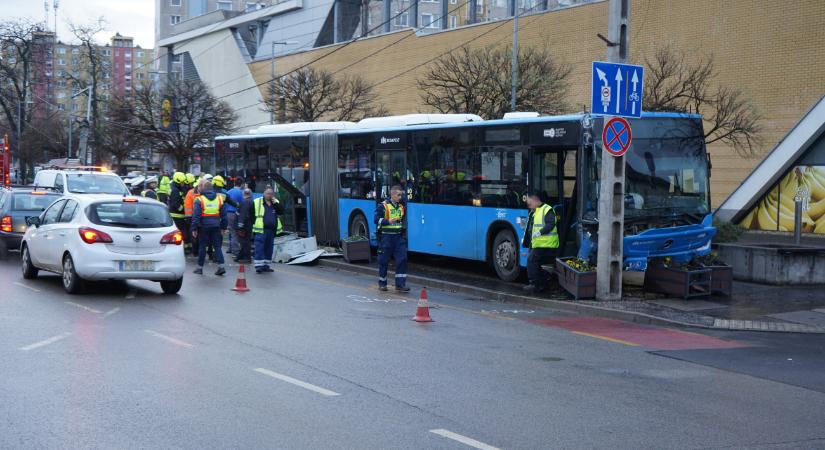 Oszlopot és fákat tarolt le egy busz az Üllői úton – képek