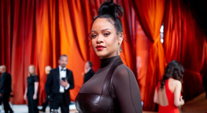 Rihanna egy szexi fotósorozatban mutatta meg testét