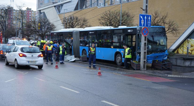 Járdára hajtott egy BKK busz az Üllői úton