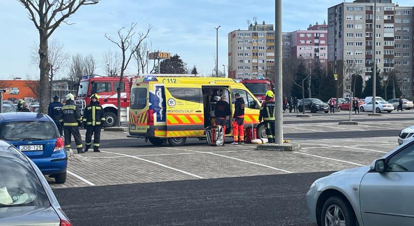 Autótűz a parkolóban - Mentőhelikopter is érkezett