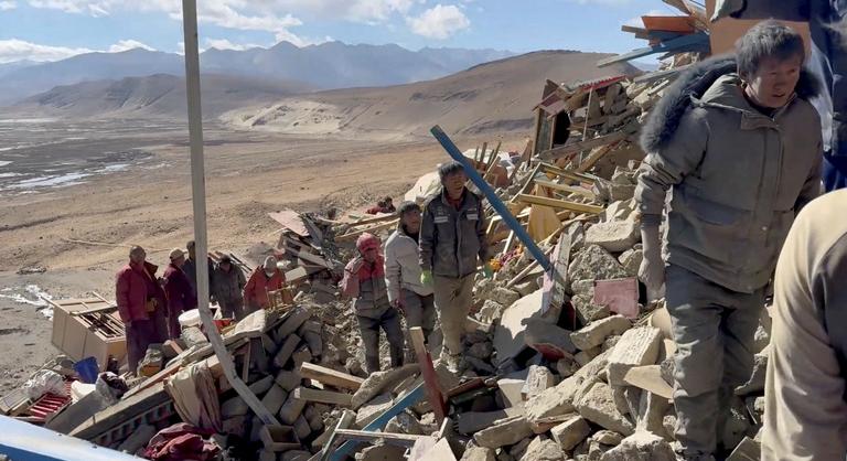 Egyre több a tibeti földrengés halálos áldozatainak száma, a hatóságok versenyt futnak az idővel