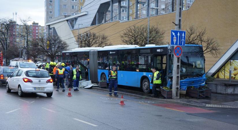 Itt vannak a helyszíni fotók a súlyos budapesti buszbalesetről