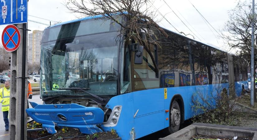 Baleset az Üllői úton: járdára hajtott a BKK-busz, letarolt mindent - fotók